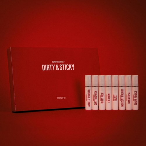 Een rode doos met "Dirty & Sticky" erop en zeven witte buisjes met rode tekst ernaast.