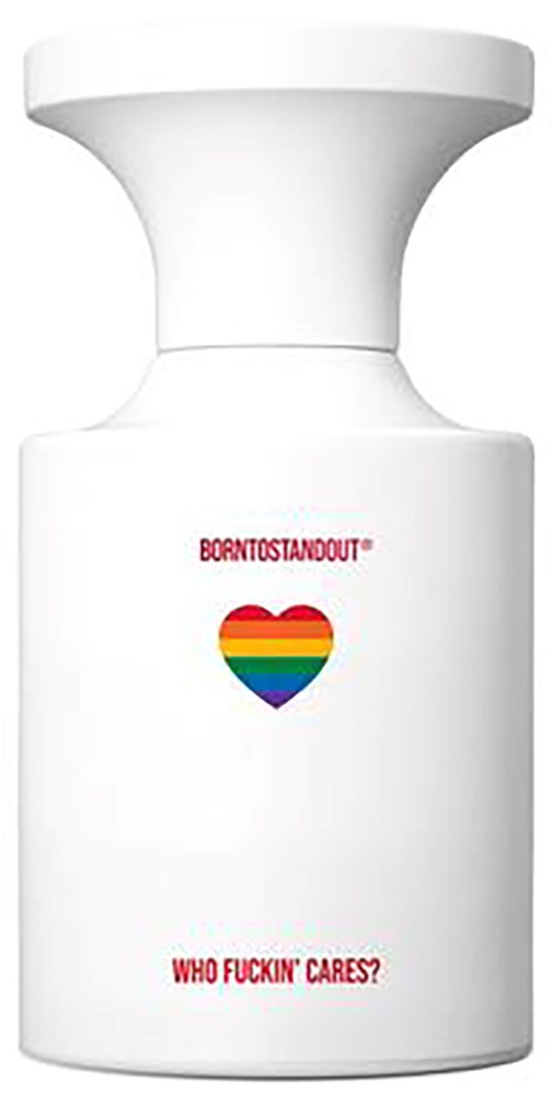 Een witte fles met een regenbooghart en tekst over opvallen en geven om.