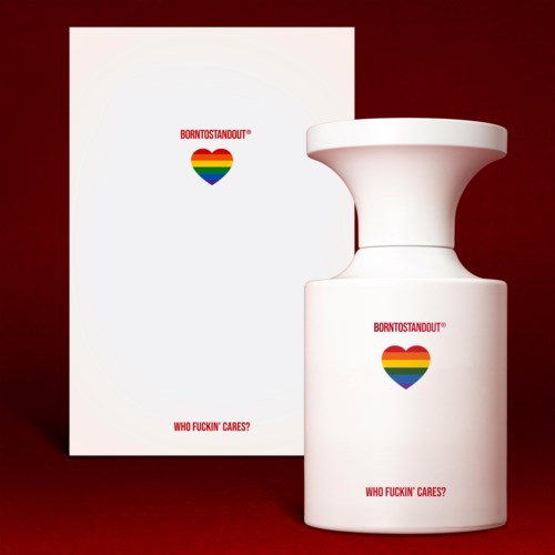 Een witte fles met een regenbooghart en de woorden "BORNTOSTANDOUT" en "WHO FUCKIN’ CARES?" op een rode achtergrond.