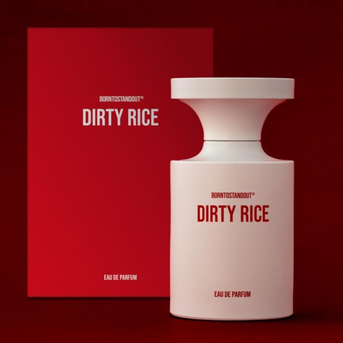 Een witte parfumfles met dikke rode tekst staat voor een bijpassende rode doos, beide gelabeld 'Dirty Rice'.