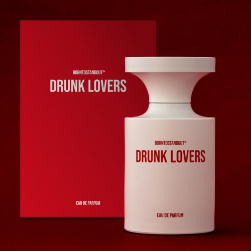Een parfumfles en doos in rood en wit, gelabeld 'Drunk Lovers' en 'Born to Stand Out.'