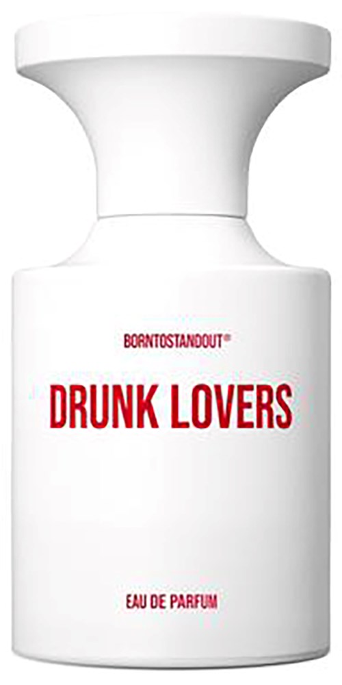 Een witte parfumfles met rode tekst die "Drunk Lovers" zegt en kleinere woorden "Eau de Parfum".