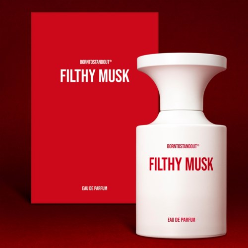 Een parfumfles met de naam 'Filthy Musk' en een rood doosje op de achtergrond.