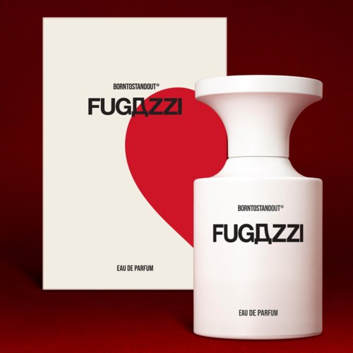 Een witte parfumfles met de merknaam 'FUGAZZI' en een groot rood hart op de verpakking.