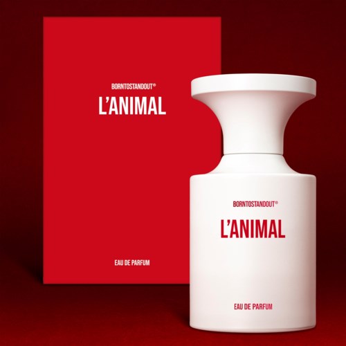 Rood doos met witte tekst, parfumfles met bredere bovenkant, minimalistisch ontwerp.