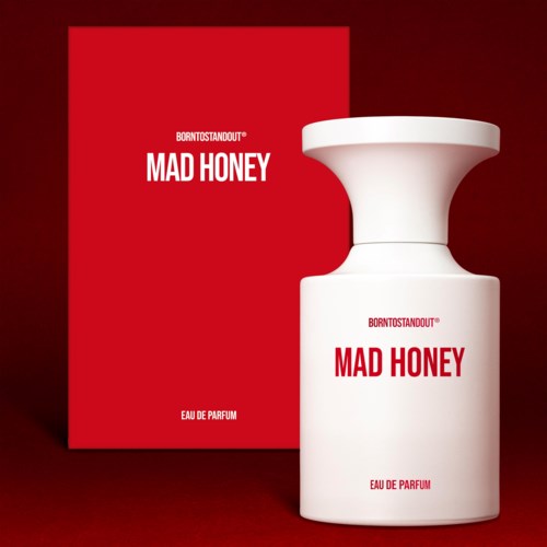 Een wit parfumflesje met rode tekst naast een rood doosje, beiden gelabeld "Mad Honey" door Born to Standoffout.