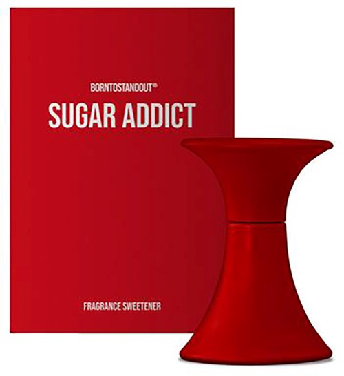 Een rood doosje en een uniek rood parfumflesje met de tekst 'Sugar Addict'.