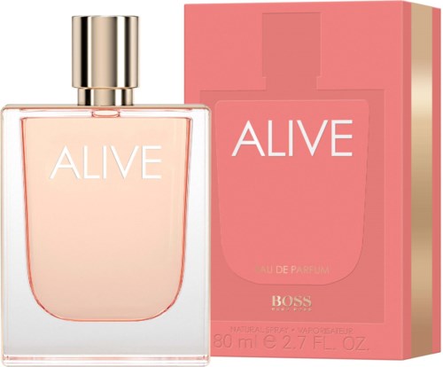 Een parfumfles met 'ALIVE' erop en een roze doos erachter. Fles met zilveren dop en lichtroze vloeistof.