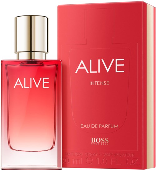 Een parfumfles en doos voor 'Alive Intense' door Boss, met rood en goudkleuren.
