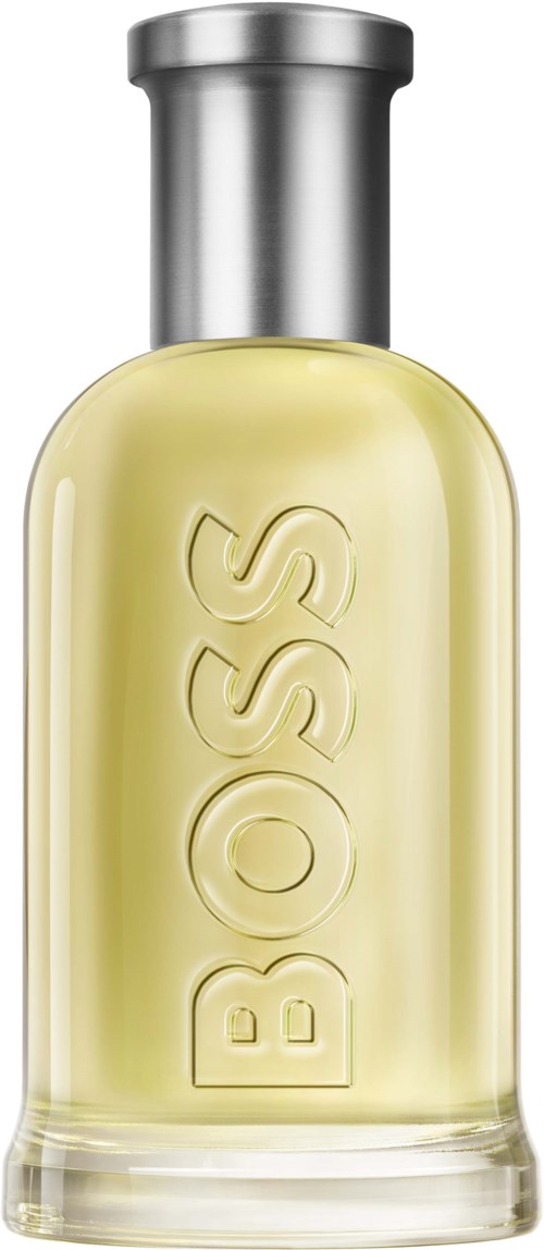 Eine Glasflasche mit silberner Kappe, beschriftet 'BOSS', enthält gelbe Flüssigkeit.