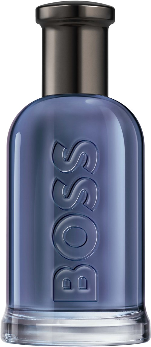 Een blauwe glazen parfumfles met een zwarte dop en de tekst 'BOSS' uitgesproken op de voorkant.