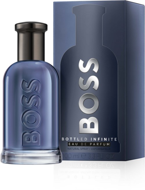 Een blauw parfumflesje met zwarte dop en een bijpassende doos met 'BOSS BOTTLE INFINITE' erop.