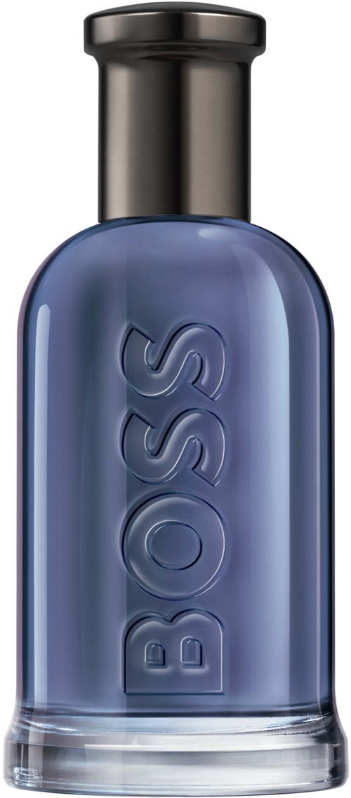 Blauwe fles met zwarte dop, met BOSS erop, waarschijnlijk parfum of cologne.