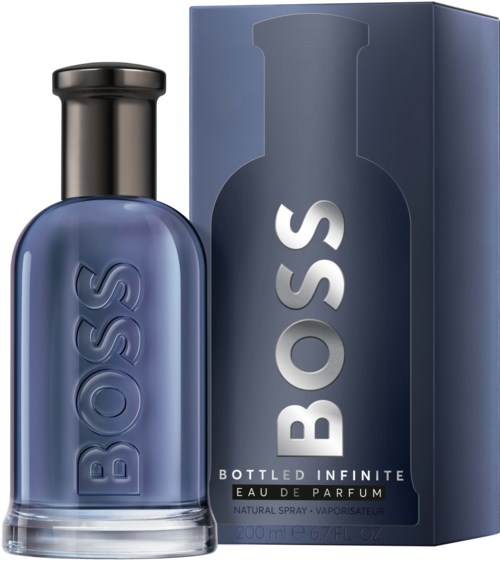 Een blauwe parfumfles en doos met de BOSS-logo en 'Bottled Infinite' erop.