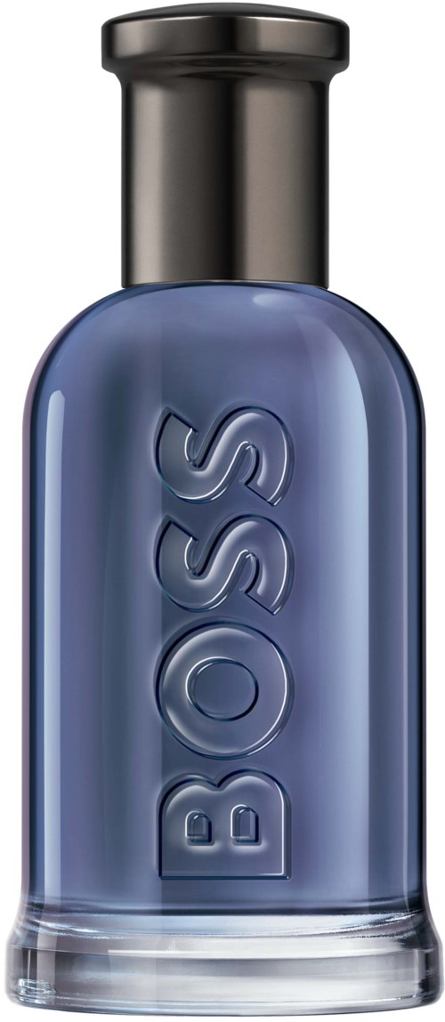 Een blauwe glazen parfumfles met zwarte dop en de tekst 'BOSS' erop.
