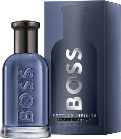 Een blauwe fles met zwarte dop en bijpassende doos. De fles heeft de tekst "BOSS".