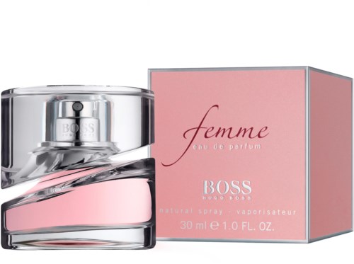 En parfymflaska med rosa och silverdesign framför en rosa kartong märkt 'femme' av Boss.
