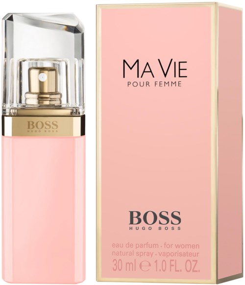 Een roze parfumfles met doorzichtig deksel en goudaccent, naast een bijpassend roze doosje. De tekst toont dat het Boss Ma Vie is.