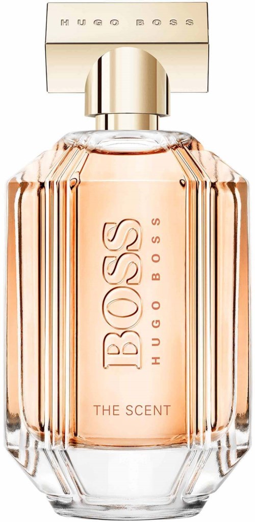 En parfymeflaske med klar, fasettert glassdesign, rosa væske og en gullhette med 'BOSS' skrevet på.