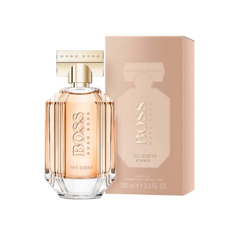 En parfymeflaske med gullhette og rosa væske, ved siden av en matchende rosa eske. Flasken er merket 'BOSS'.
