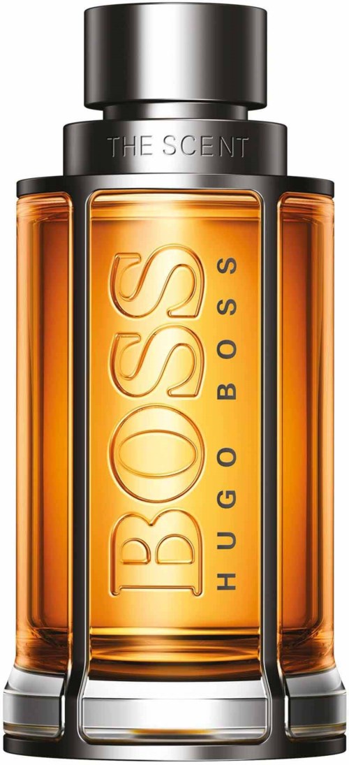 Een lange parfumfles met zwarte dop, met oranje vloeistof binnen en de merknaam 'BOSS HUGO BOSS' op de voorkant.