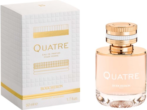 Eine Parfüfflasche und Verpackung mit Goldakzenten, beschriftet 'Quatre' von Boucheron, rosa Flüssigkeit im Flakon.