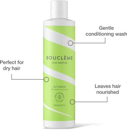 Een groen en wit flesje met Bouclème curl cleanser voor droog haar, voedt haar, zacht voor hoofdhuid.