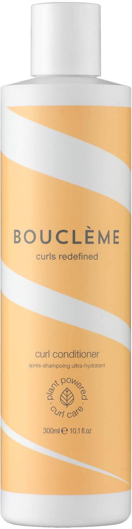 Een lange witte fles met oranje en witte spiraal, gelabeld Bouclème curl conditioner.