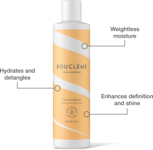 Een haarconditionerfles met labels voor vocht, hydratatie en glans.