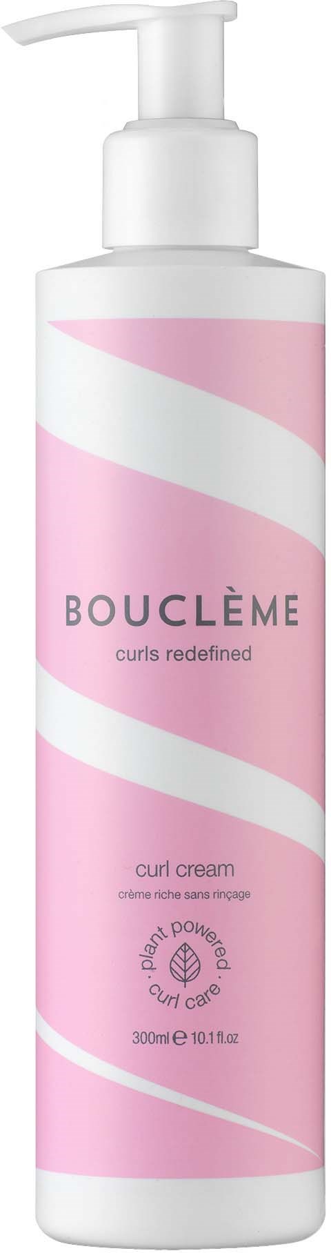 Een roze en witte fles met Bouclème krullencream en een pomp. Het bevat 300 ml en is voor haarverzorging.