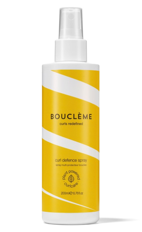 Een witte en gele sprayfles met Bouclème curl defense spray, 200 ml, voor krullenverzorging.
