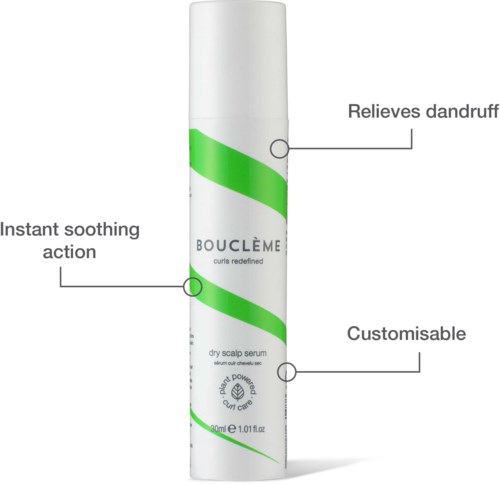 Een witte fles met groene rand, label als hoofdhuidserum, beschrijft voordelen zoals verzachtend, schilferremmend en aanpasbaar. Voor altijd.