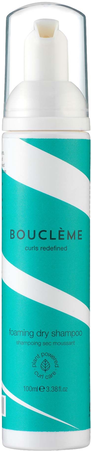 Een lange witte fles met een pomp, etiket zegt Bouclème, turquoise en wit ontwerp, bevat droogshampoo.