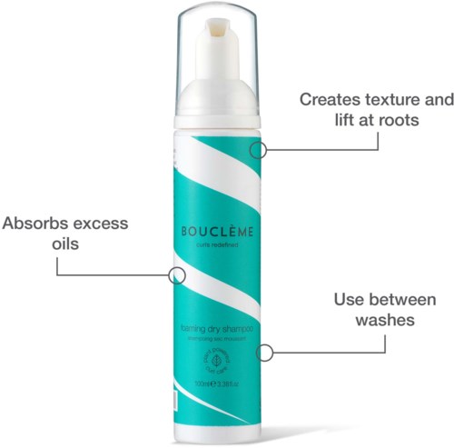 Een blauwe en witte fles met 'Bouclème' label en instructies voor gebruik op haar voor textuur, olieabsorptie en gebruik tussen wasbeurten.