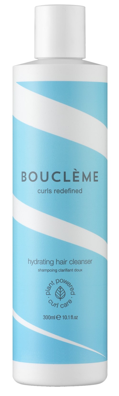 Een lange witte fles met blauwe en witte golvende design, labeled Bouclème, hydraterende haarreiniger.