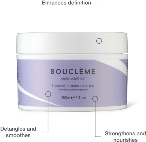 Een paarse en witte container van Bouclème haarbehandeling, 250ml, die belooft krullen te verbeteren en voeden.