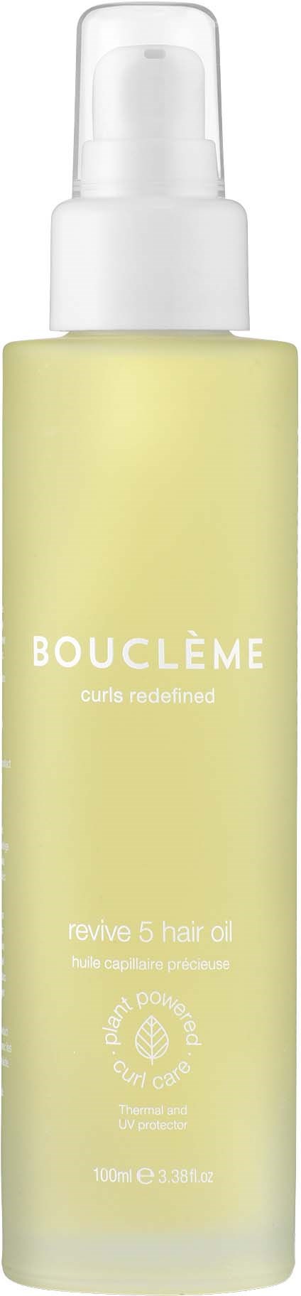 Een gele fles Bouclème revive 5 hair oil met een doorzichtige pomp. Het is 100 ml en bedoeld voor haarverzorging.