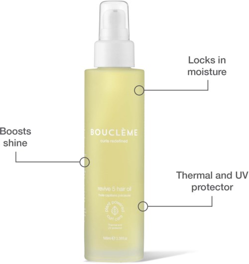 Een lichtgele sprayfles met label Bouclème voor haar, die vocht vastzet, glans verbetert en beschermt tegen hitte.