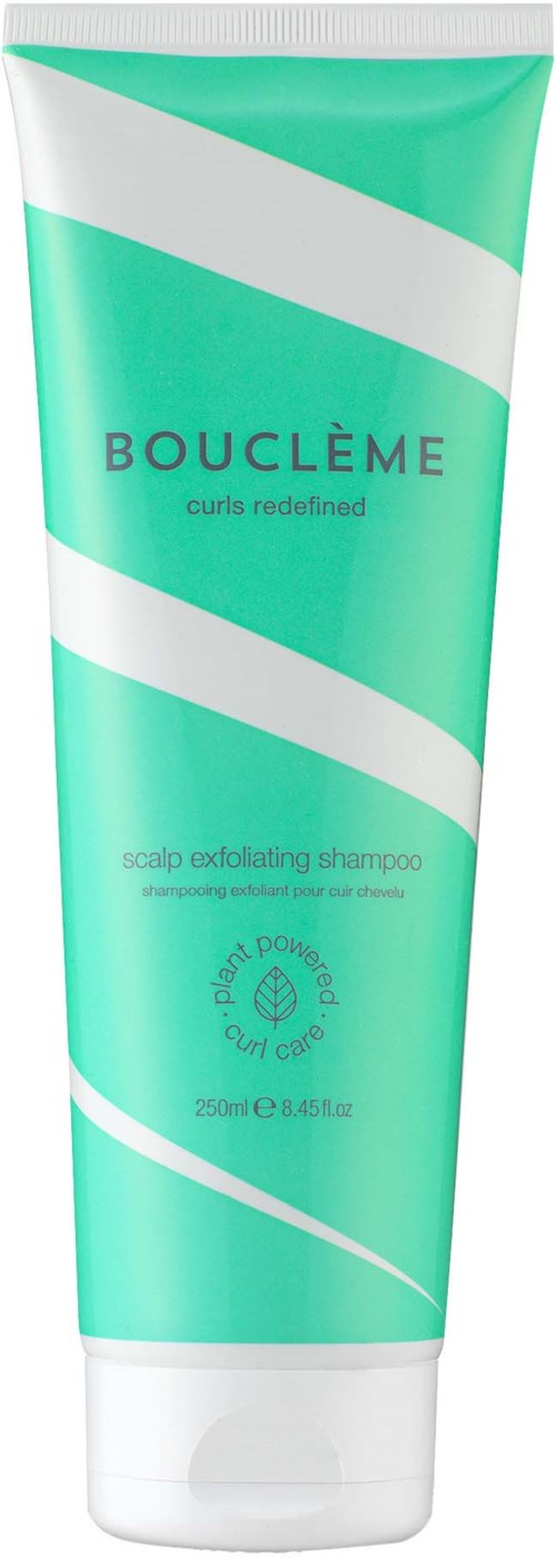 Een turquoise en witte tube met Bouclème hoofdhuid scrubbing shampoo met productdetails.