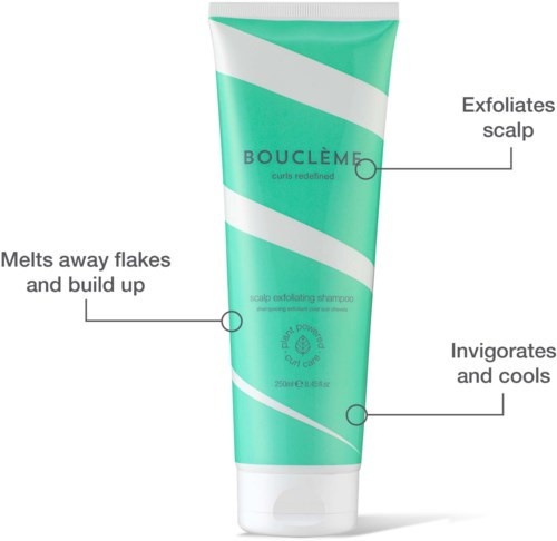 Een turquoise tube genaamd Bouclème, een hoofdhuid exfoliërende shampoo dat schilfers oplost, verfrist en de hoofdhuid koelt.