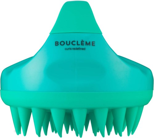 Een turquoise haarcousscrubber met handvat, ontworpen om de hoofdhuid te exfoliëren, gelabeld "BOUCLÈME" en "curls redefined."