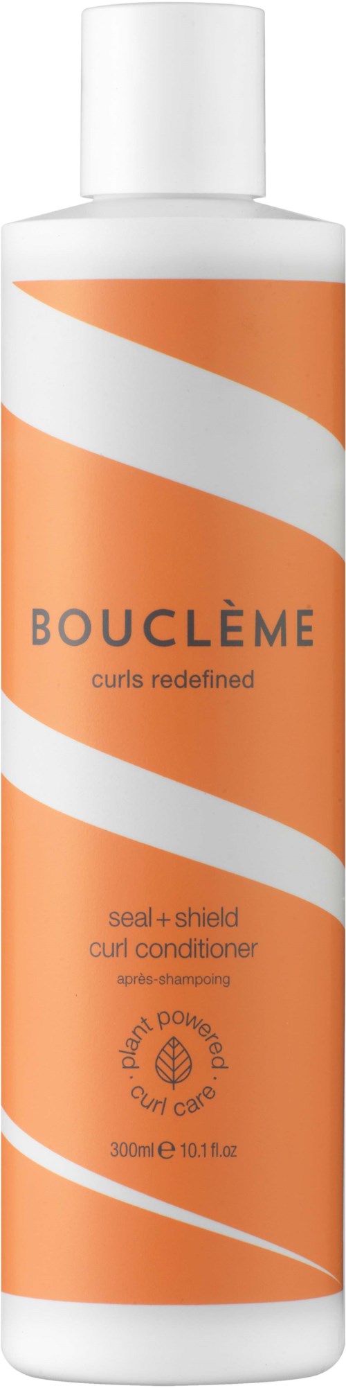 Een lange oranje en witte fles met Bouclème krulconditioner en een minimalistisch ontwerp.