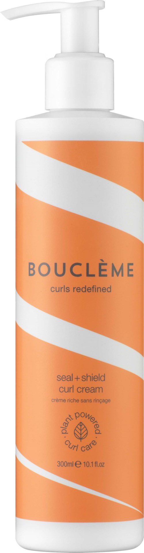 Een lange witte fles met oranje en witte label, heeft een pomp en heet Bouclème curl cream.