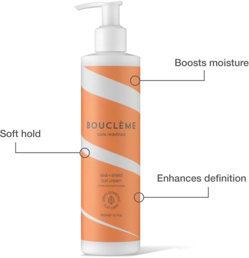 Een fles Bouclème krullencrème met labels voor vochtboost, zachte hold en verbeterde definitie.