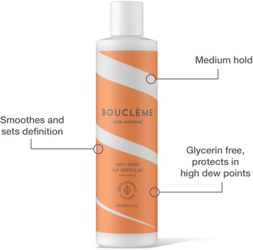 Een witte en oranje fles met Bouclème erop, met notities over krullengel, medium hold, gladmaken en bescherming bij hoge luchtvochtigheid.