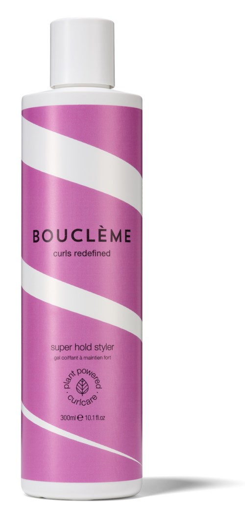 Een roze en witte fles met Bouclème super hold styler en dop, label toont productnaam, maat en functies.