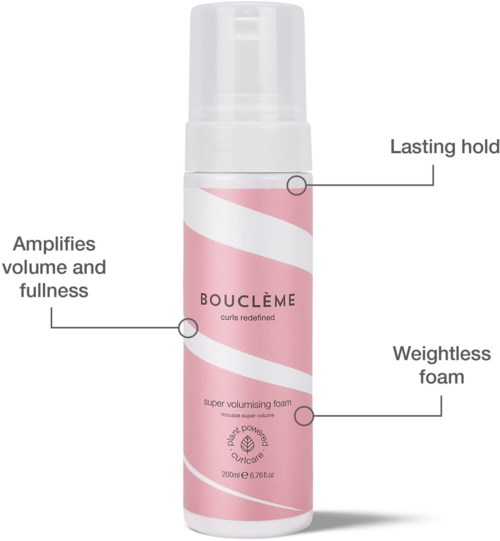 Een roze-witte bus met Bouclème styling schuim die kenmerken van volume, hold en gewichtloze gevoel aangeeft.