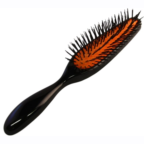 Eine Haarbürste mit schwarzem Griff, orangeem Kissen und schwarzen Borsten zum Frisörstyling.