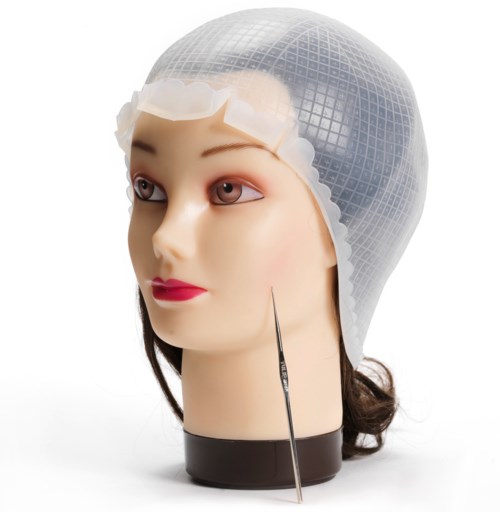 Ein Modellkopf mit Haube, Haarnadeln und einer Nadel zum Styling.