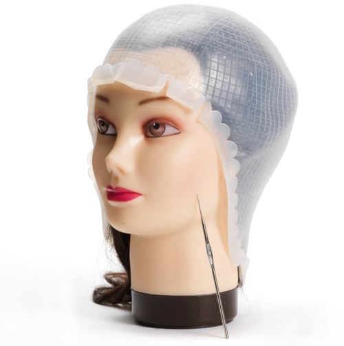 Eine Schaufensterpuppe mit Perückenhaube und Schutzabdeckung, zum Friseurtraining, mit Werkzeug nahe dem Kinn.